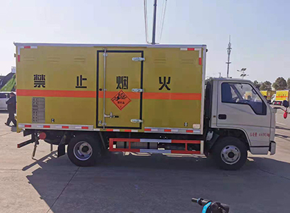 秦都爆破器材运输车技术升级与安全合规新趋势